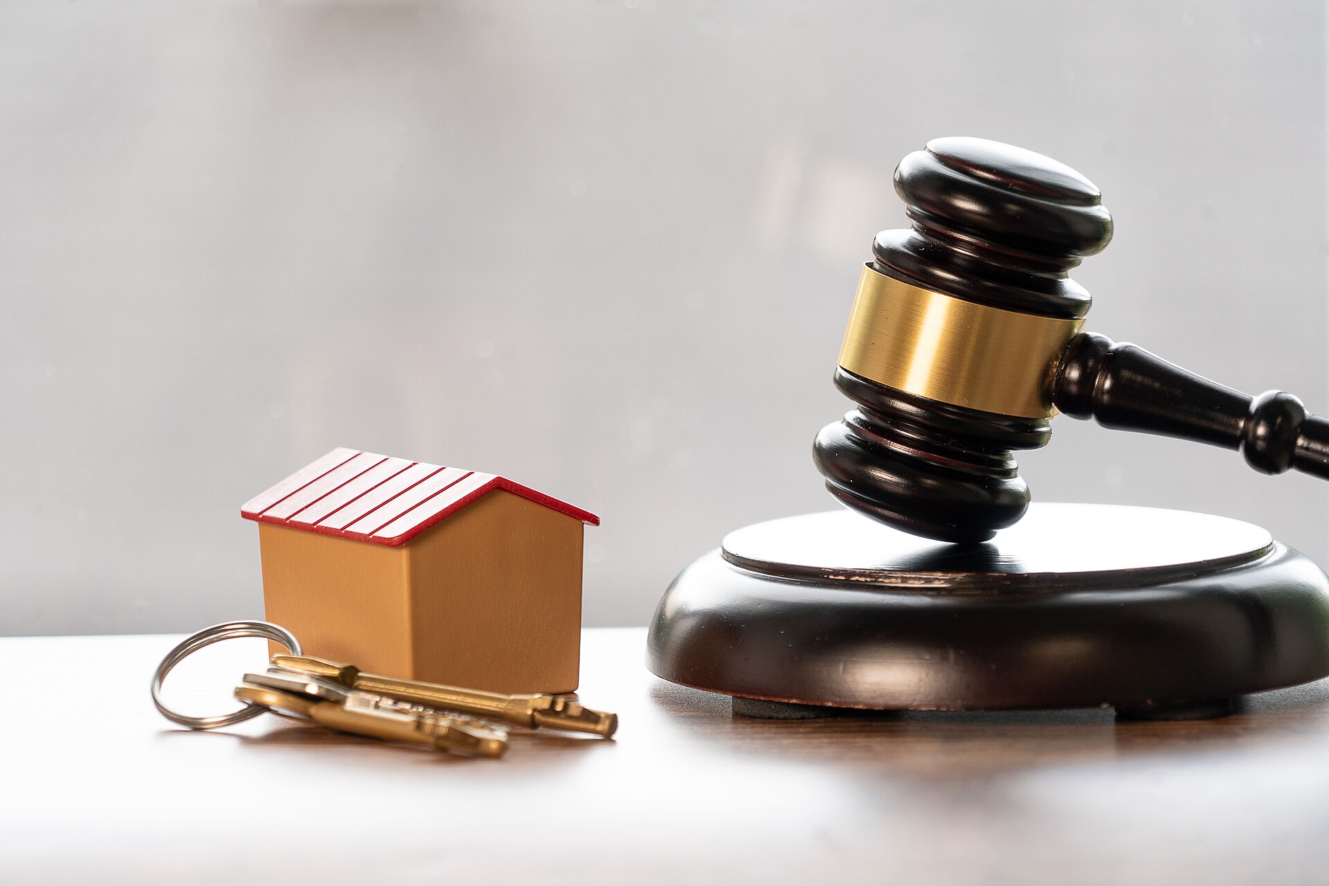 House keys beside legal documents / 房屋钥匙与法律文件