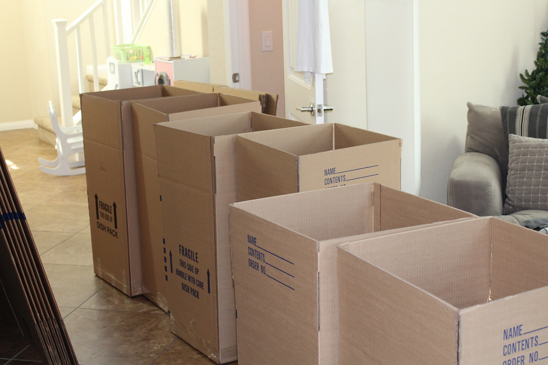 Moving boxes ready for a new home / 准备搬入新家的纸箱