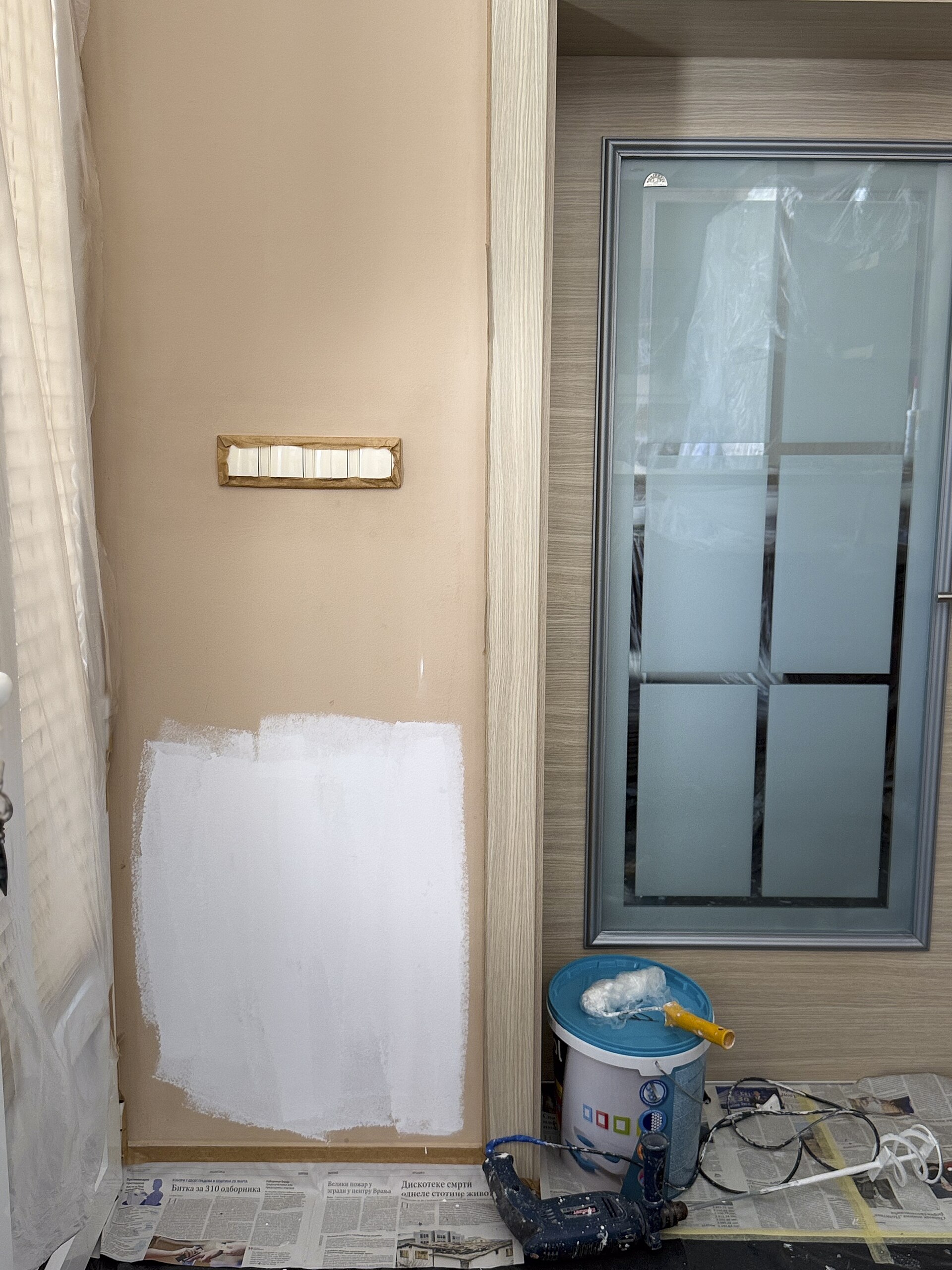 Interior wall being repainted / 室内墙面正在重新粉刷