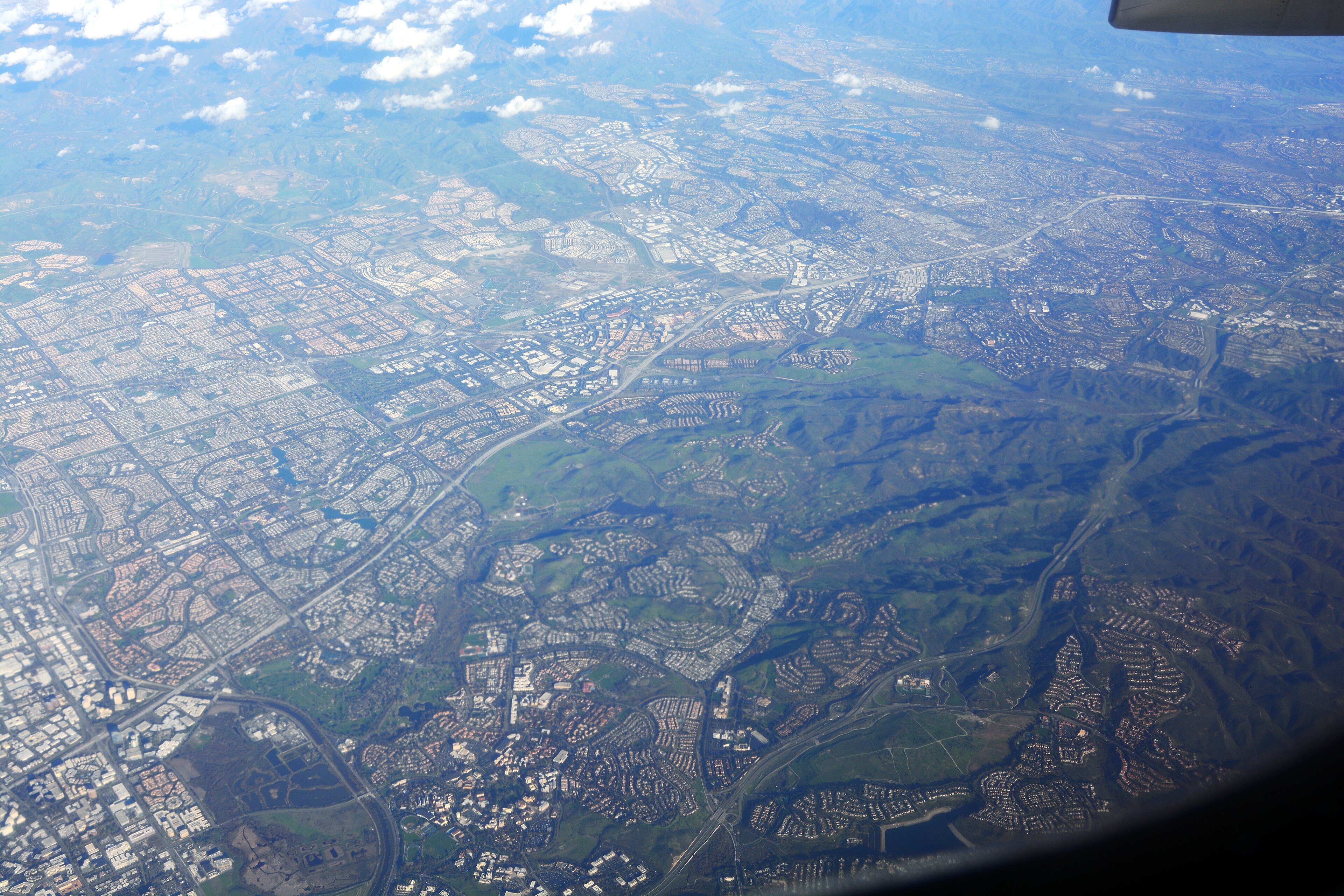 Aerial view of Irvine with UC Irvine in the foreground / 尔湾航拍,前景为加州大学尔湾分校