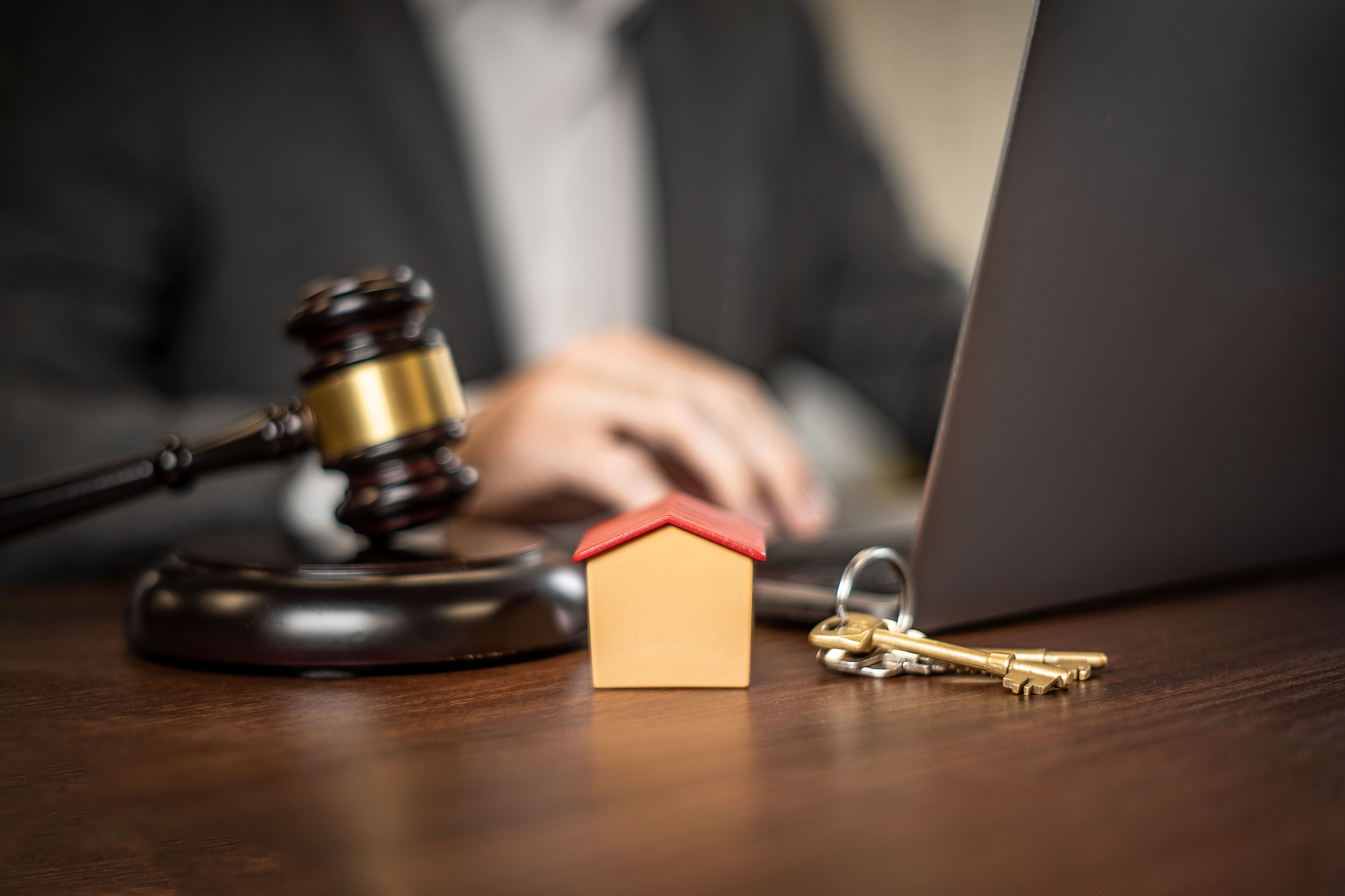 House keys and property contract documents on a desk / 桌上的房屋钥匙与房产合同文件
