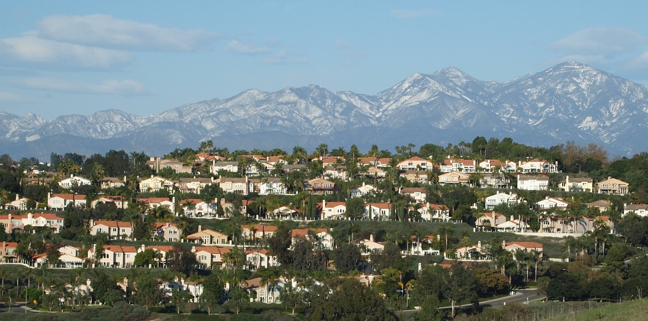 Laguna Niguel 山坡住宅区与远处的圣安娜山脉