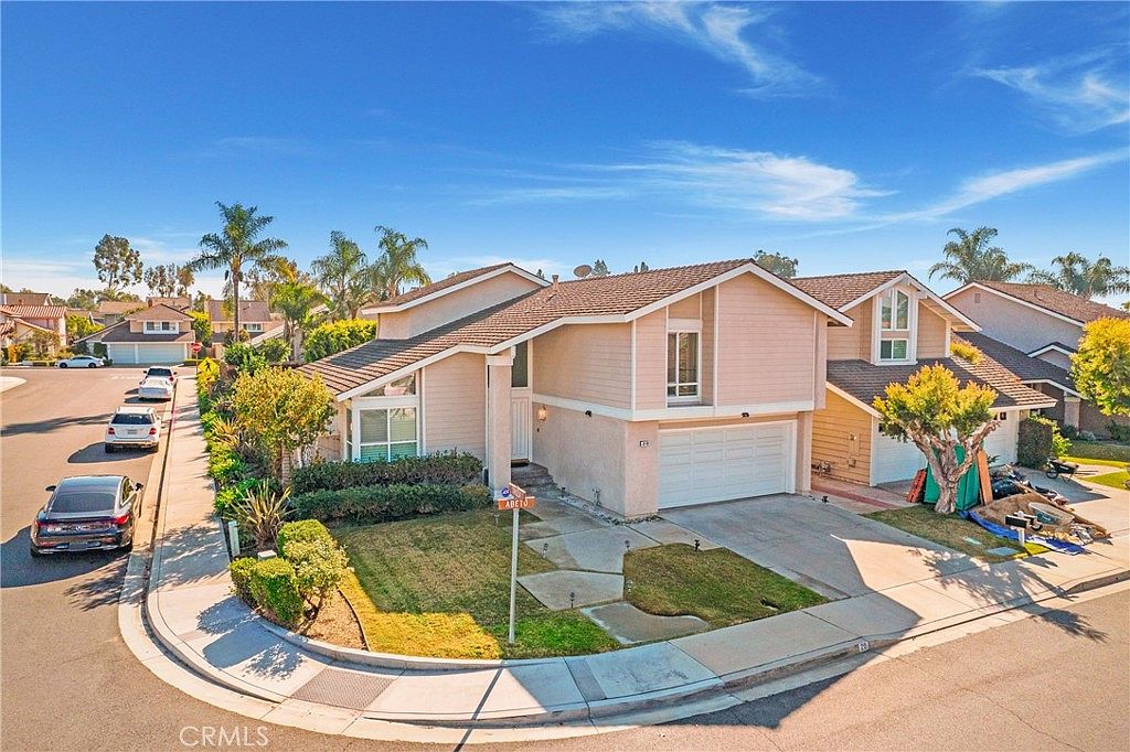 28 Abeto, Irvine — exterior